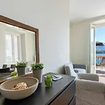 Side Apartment *